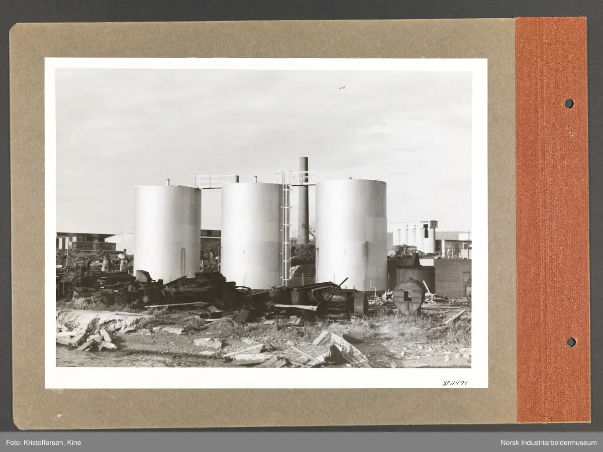 Fotoalbum med 48 sider og 48 innlimte fotografier fra Norsk Hydro på Herøya.