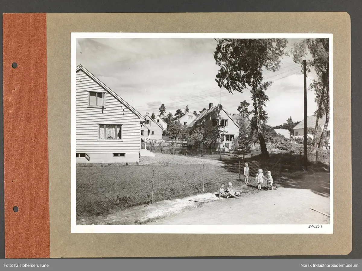 Fotoalbum med 48 sider og 48 innlimte fotografier fra Norsk Hydro på Herøya.