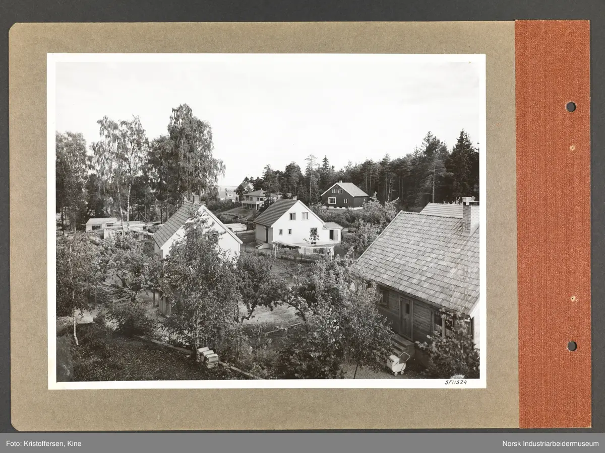 Fotoalbum med 48 sider og 48 innlimte fotografier fra Norsk Hydro på Herøya.
