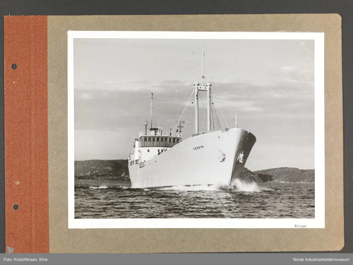 Fotoalbum med 48 sider og 48 innlimte fotografier fra Norsk Hydro på Herøya.