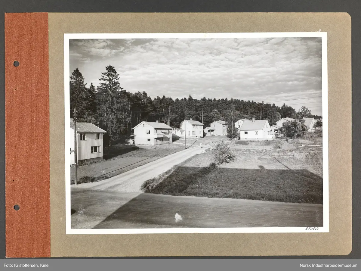 Fotoalbum med 48 sider og 48 innlimte fotografier fra Norsk Hydro på Herøya.