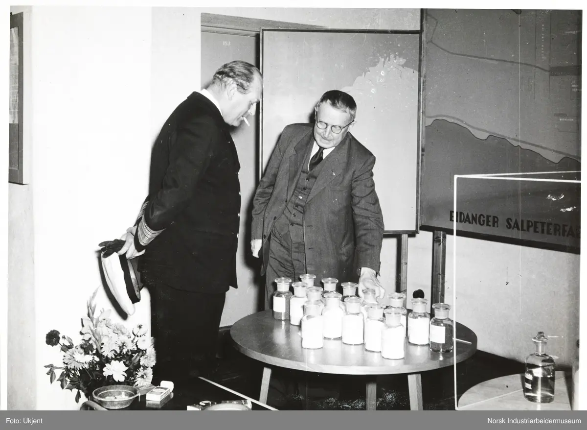 Kronprins Olav vesøker Eidanger Salpeterfabrikker.