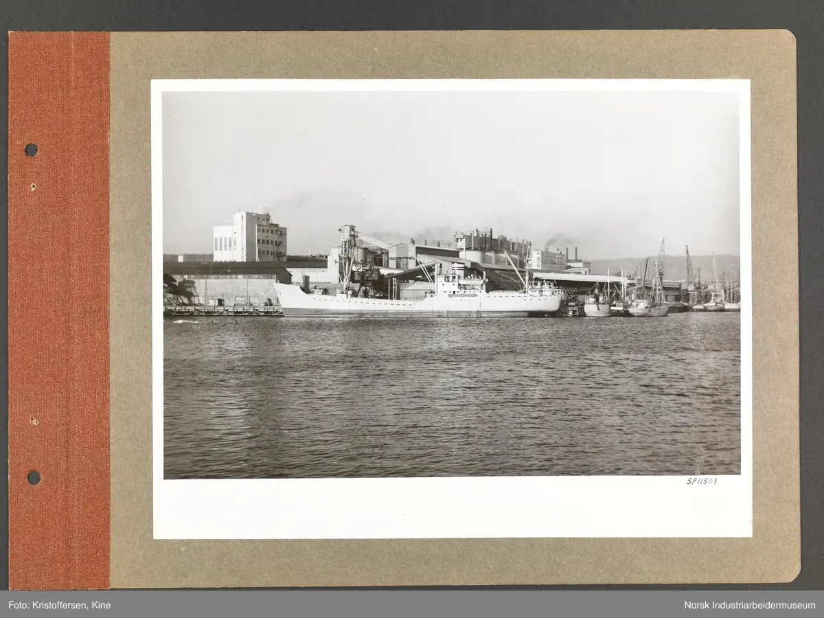 Fotoalbum med 48 sider og 48 innlimte fotografier fra Norsk Hydro på Herøya.