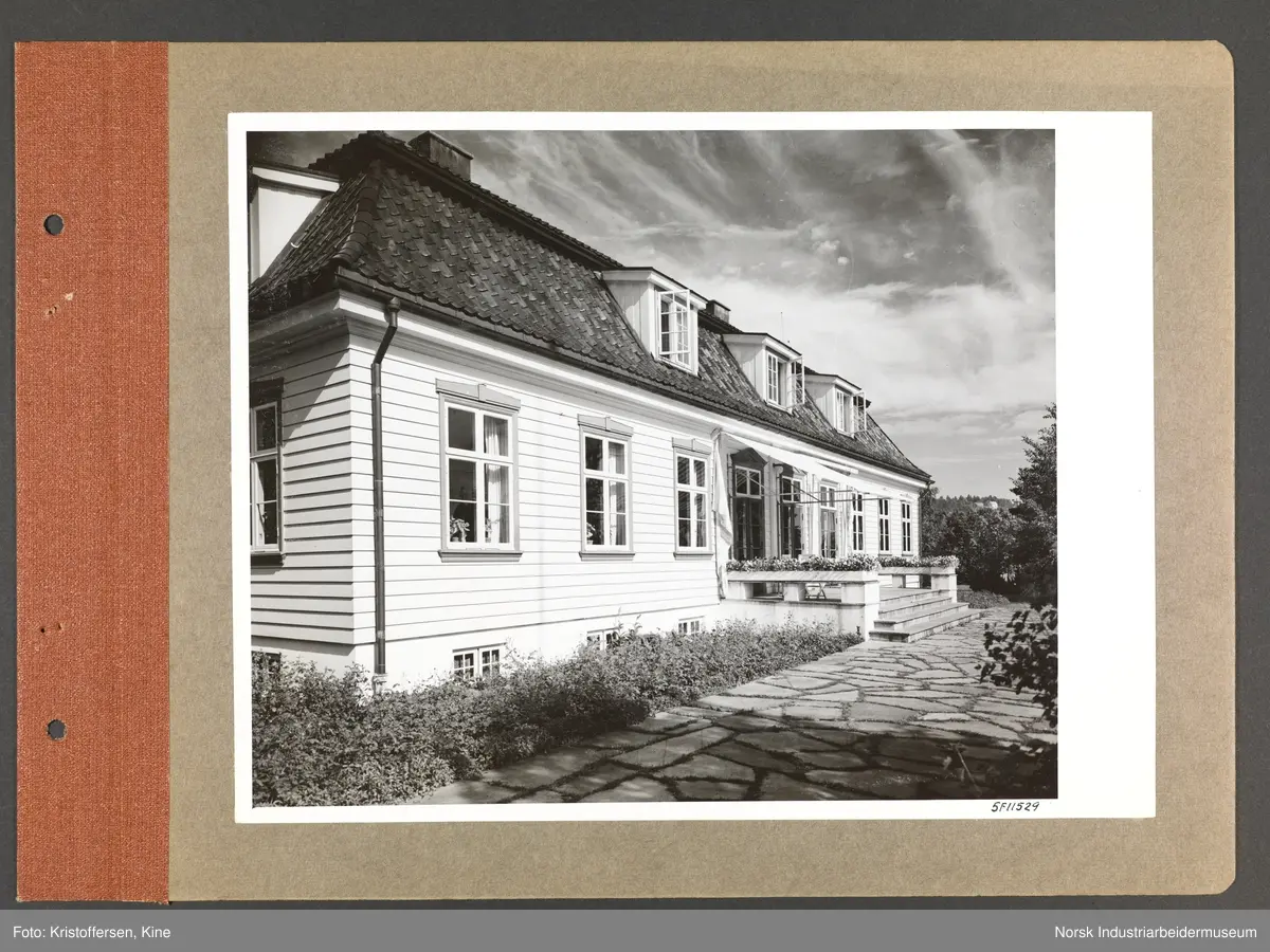 Fotoalbum med 48 sider og 48 innlimte fotografier fra Norsk Hydro på Herøya.