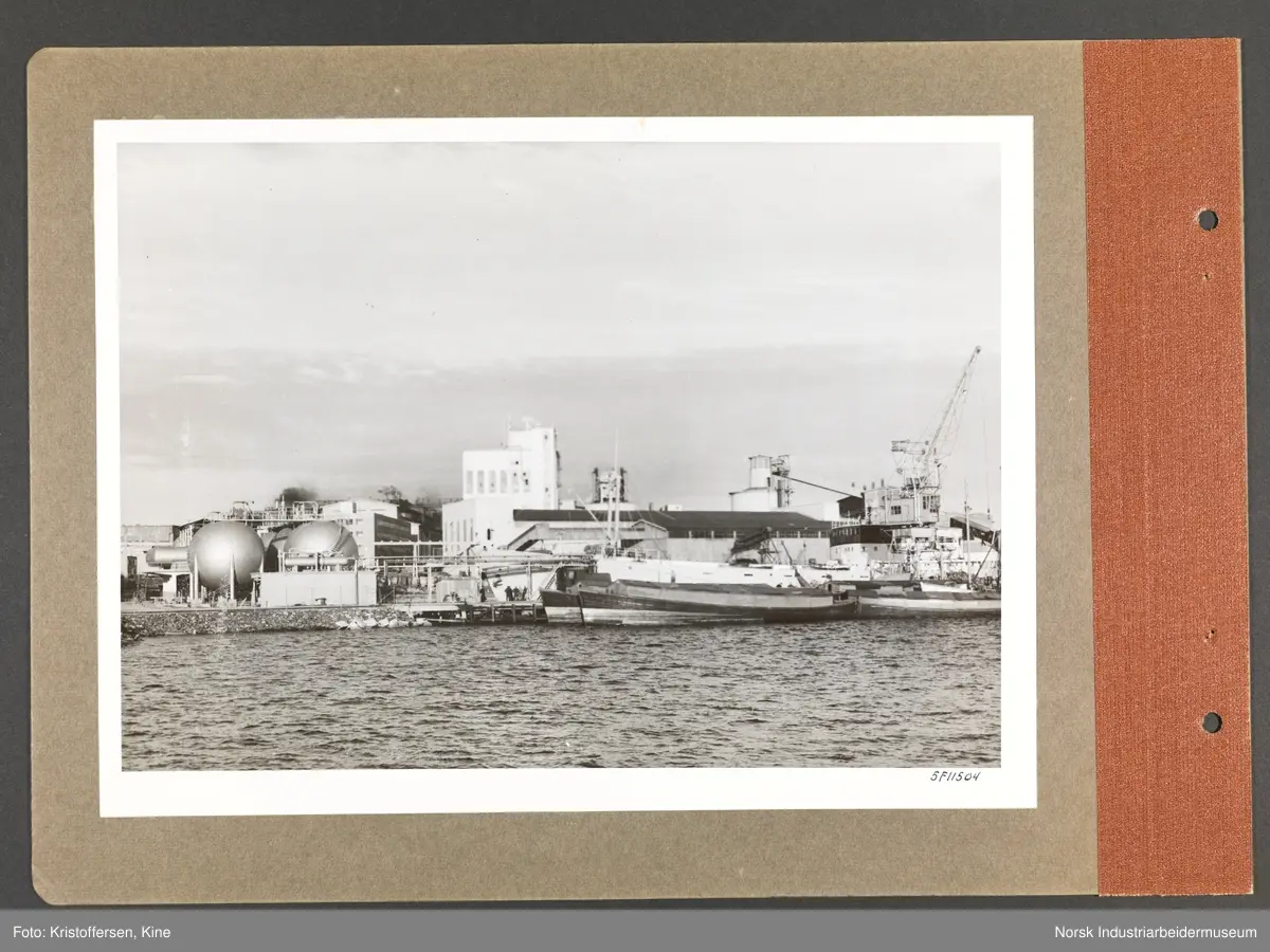 Fotoalbum med 48 sider og 48 innlimte fotografier fra Norsk Hydro på Herøya.