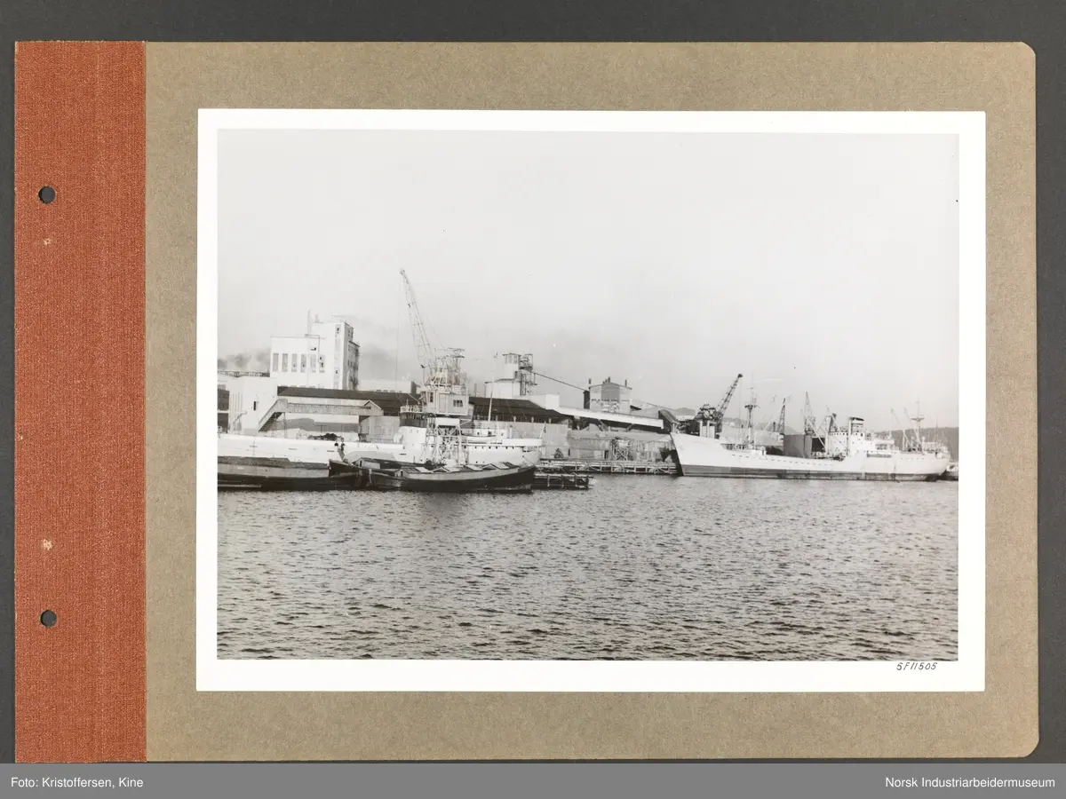 Fotoalbum med 48 sider og 48 innlimte fotografier fra Norsk Hydro på Herøya.