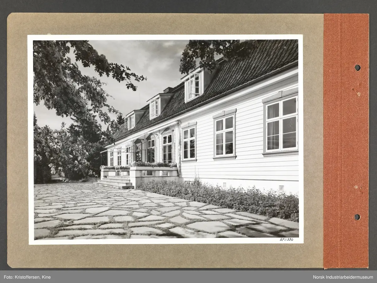 Fotoalbum med 48 sider og 48 innlimte fotografier fra Norsk Hydro på Herøya.