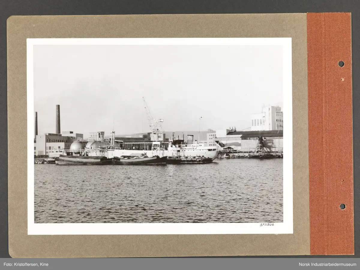 Fotoalbum med 48 sider og 48 innlimte fotografier fra Norsk Hydro på Herøya.
