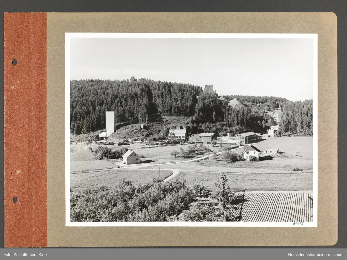 Fotoalbum med 48 sider og 48 innlimte fotografier fra Norsk Hydro på Herøya.