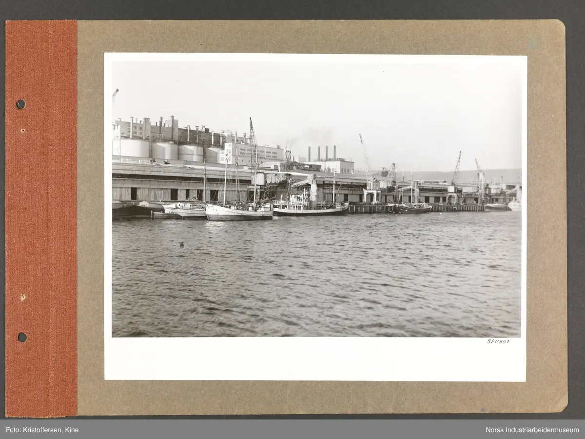 Fotoalbum med 48 sider og 48 innlimte fotografier fra Norsk Hydro på Herøya.