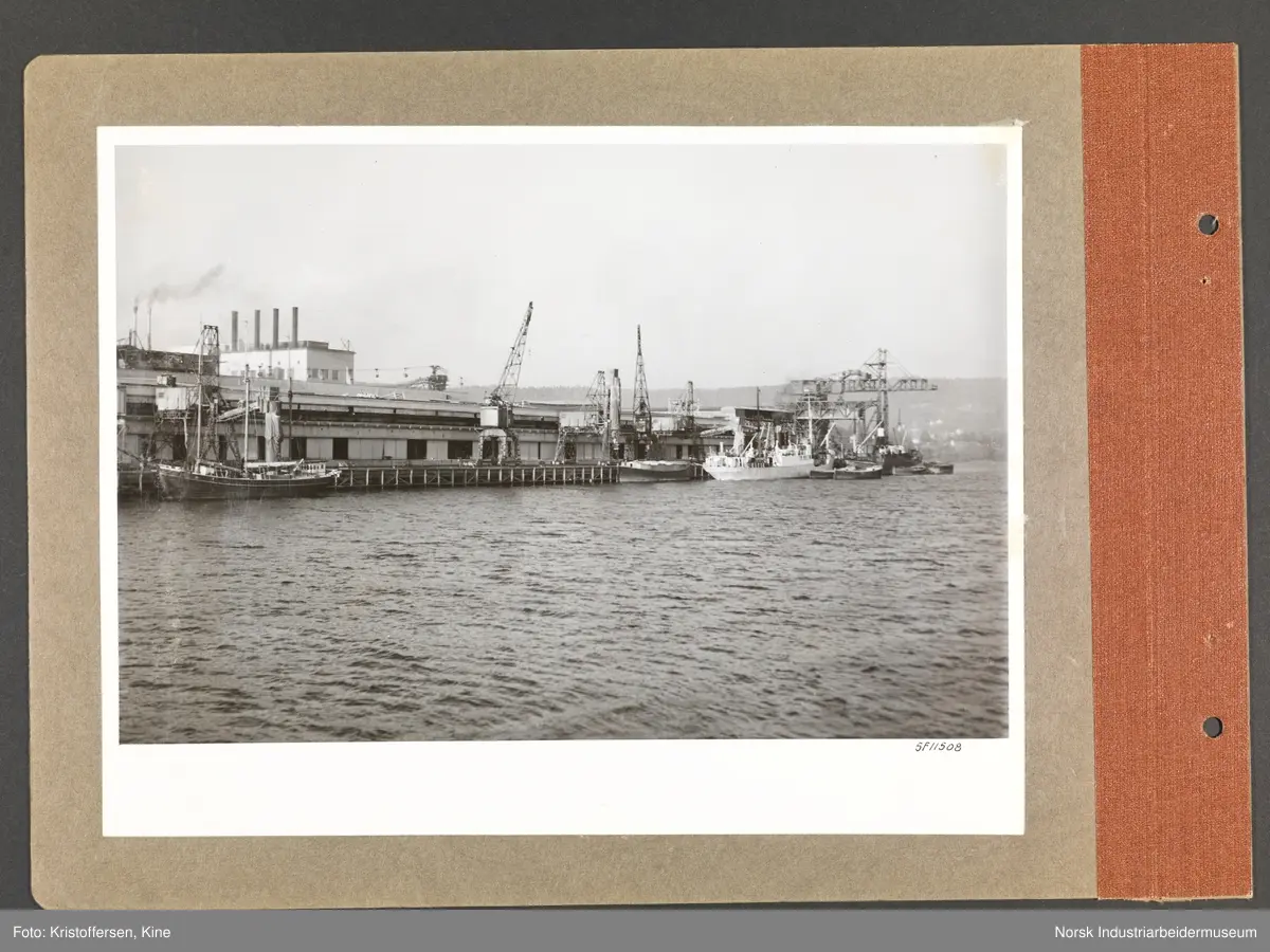 Fotoalbum med 48 sider og 48 innlimte fotografier fra Norsk Hydro på Herøya.