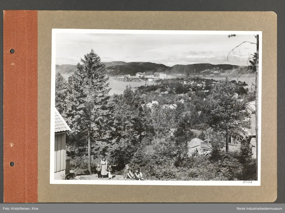 Fotoalbum med 48 sider og 48 innlimte fotografier fra Norsk Hydro på Herøya.