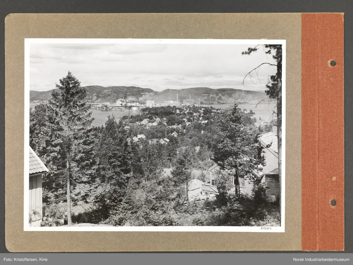 Fotoalbum med 48 sider og 48 innlimte fotografier fra Norsk Hydro på Herøya.