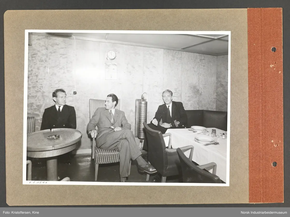 Fotoalbum med 48 sider og 48 innlimte fotografier fra Norsk Hydro på Herøya.