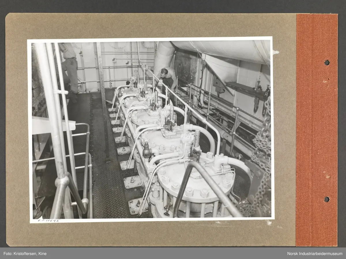 Fotoalbum med 48 sider og 48 innlimte fotografier fra Norsk Hydro på Herøya.