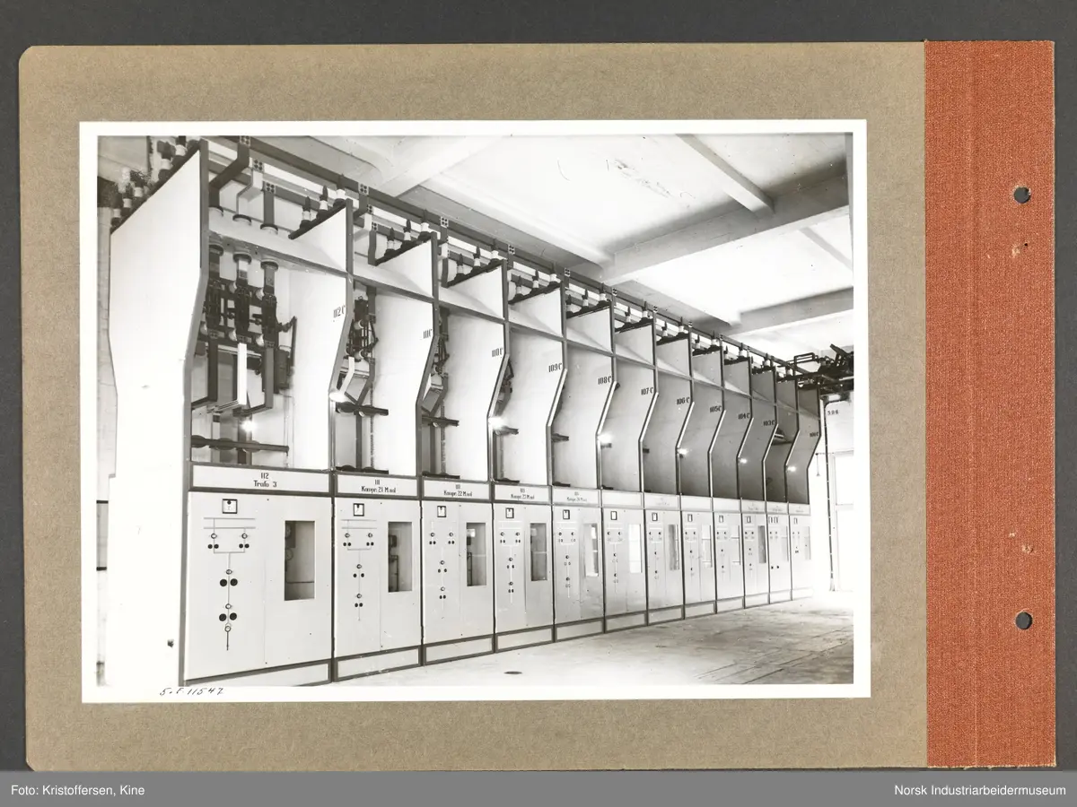 Fotoalbum med 48 sider og 48 innlimte fotografier fra Norsk Hydro på Herøya.