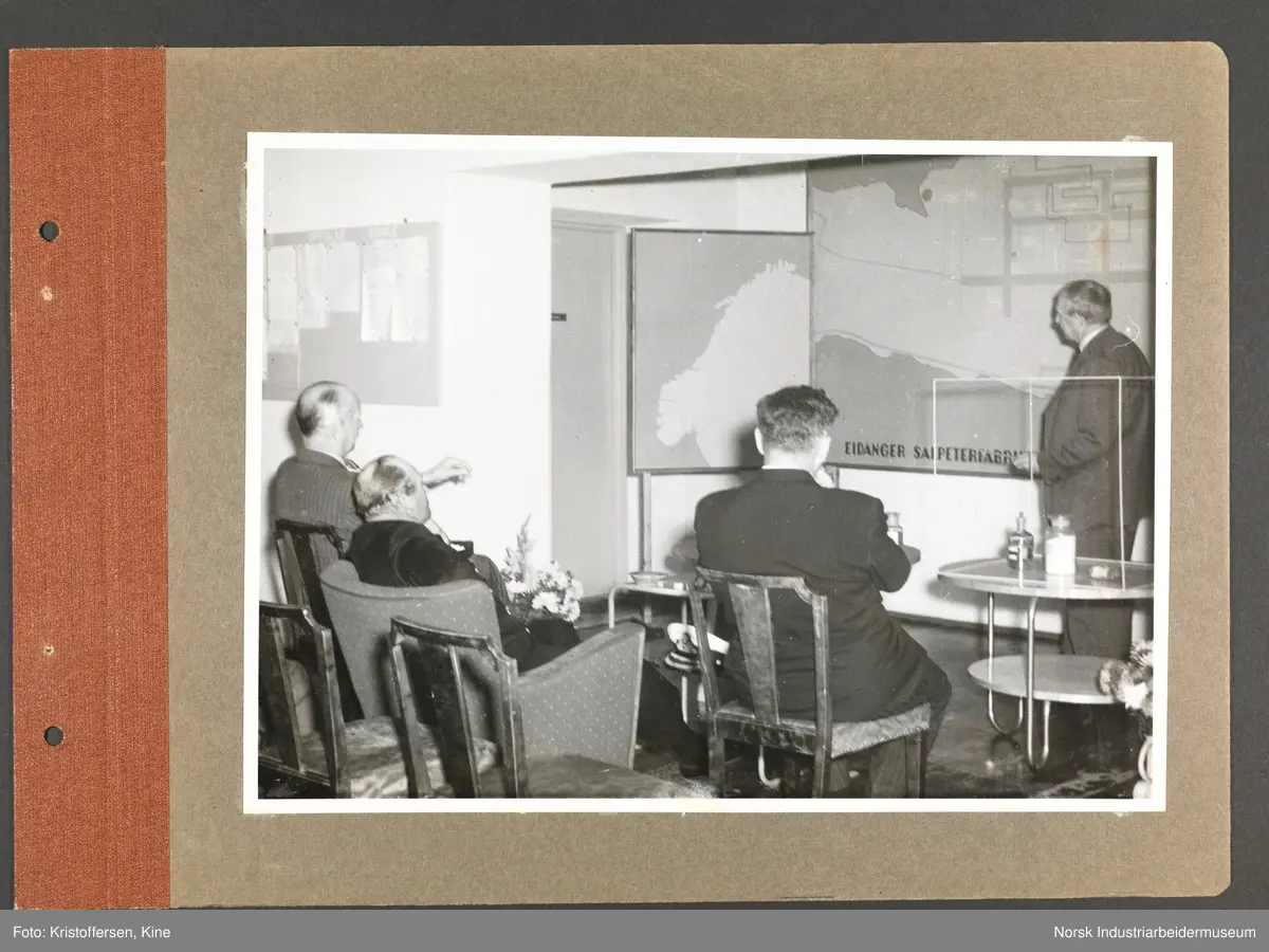 Fotoalbum med 48 sider og 48 innlimte fotografier fra Norsk Hydro på Herøya.