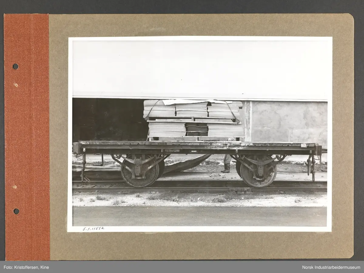 Fotoalbum med 48 sider og 48 innlimte fotografier fra Norsk Hydro på Herøya.