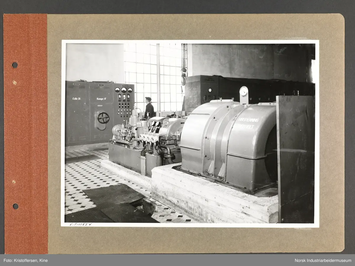 Fotoalbum med 48 sider og 48 innlimte fotografier fra Norsk Hydro på Herøya.