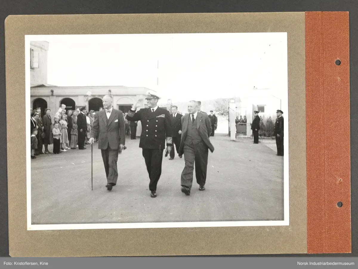 Fotoalbum med 48 sider og 48 innlimte fotografier fra Norsk Hydro på Herøya.