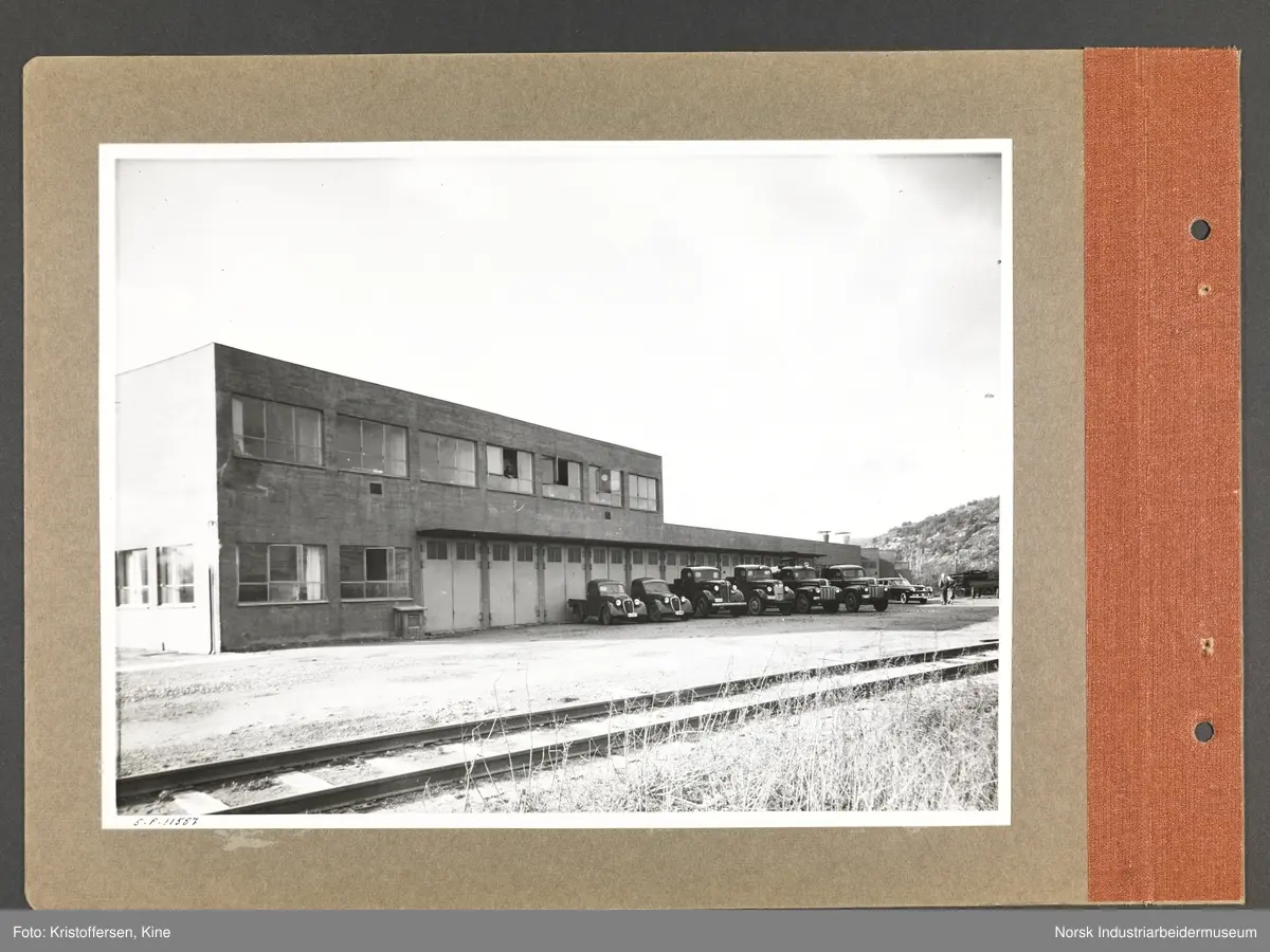Fotoalbum med 48 sider og 48 innlimte fotografier fra Norsk Hydro på Herøya.