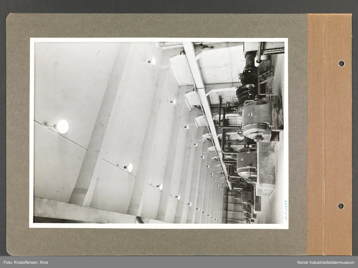 Fotoalbum med 48 sider og 69 innlimte fotografier fra Norsk Hydro på Herøya.