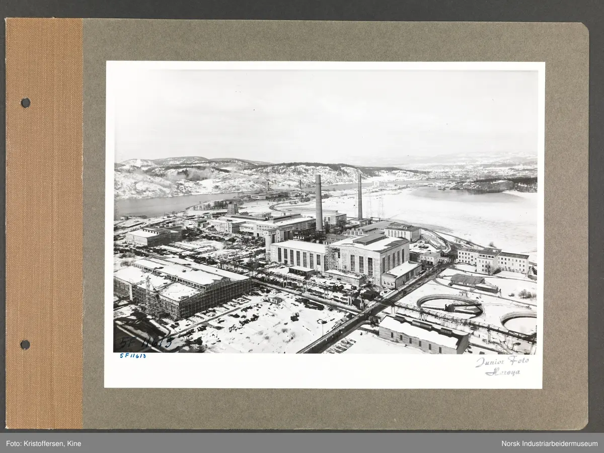 Fotoalbum med 48 sider og 69 innlimte fotografier fra Norsk Hydro på Herøya.