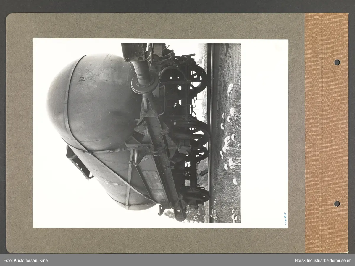 Fotoalbum med 48 sider og 69 innlimte fotografier fra Norsk Hydro på Herøya.