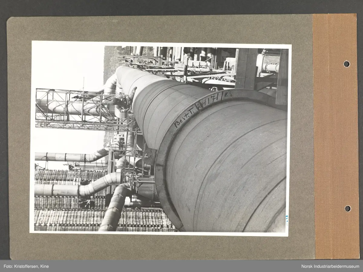 Fotoalbum med 48 sider og 69 innlimte fotografier fra Norsk Hydro på Herøya.