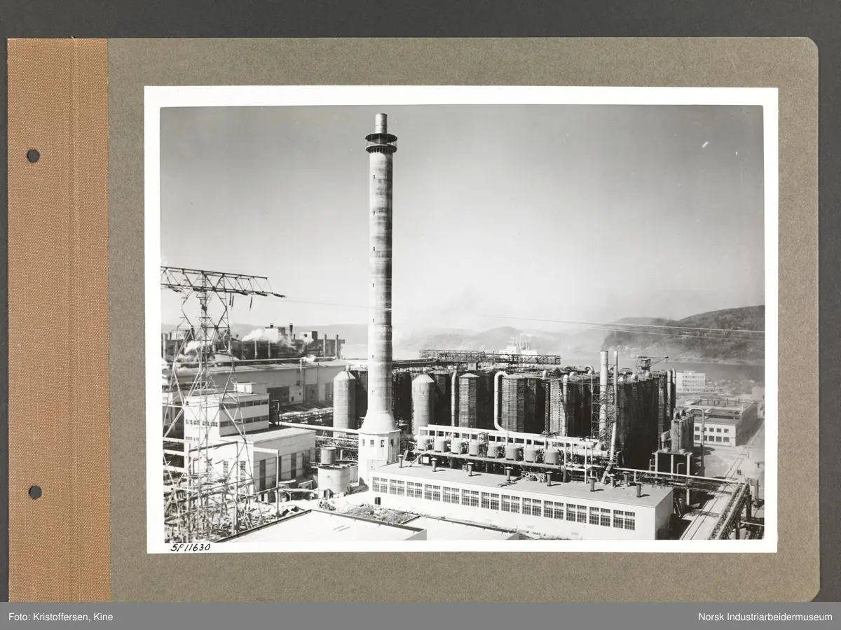Fotoalbum med 48 sider og 69 innlimte fotografier fra Norsk Hydro på Herøya.