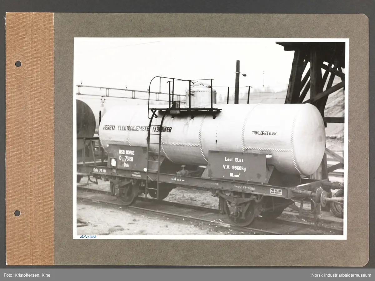 Fotoalbum med 48 sider og 47 innlimte fotografier fra Norsk Hydro på Herøya.