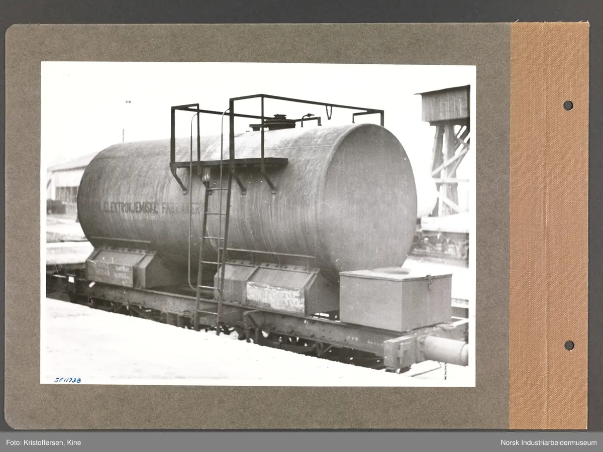 Fotoalbum med 48 sider og 47 innlimte fotografier fra Norsk Hydro på Herøya.