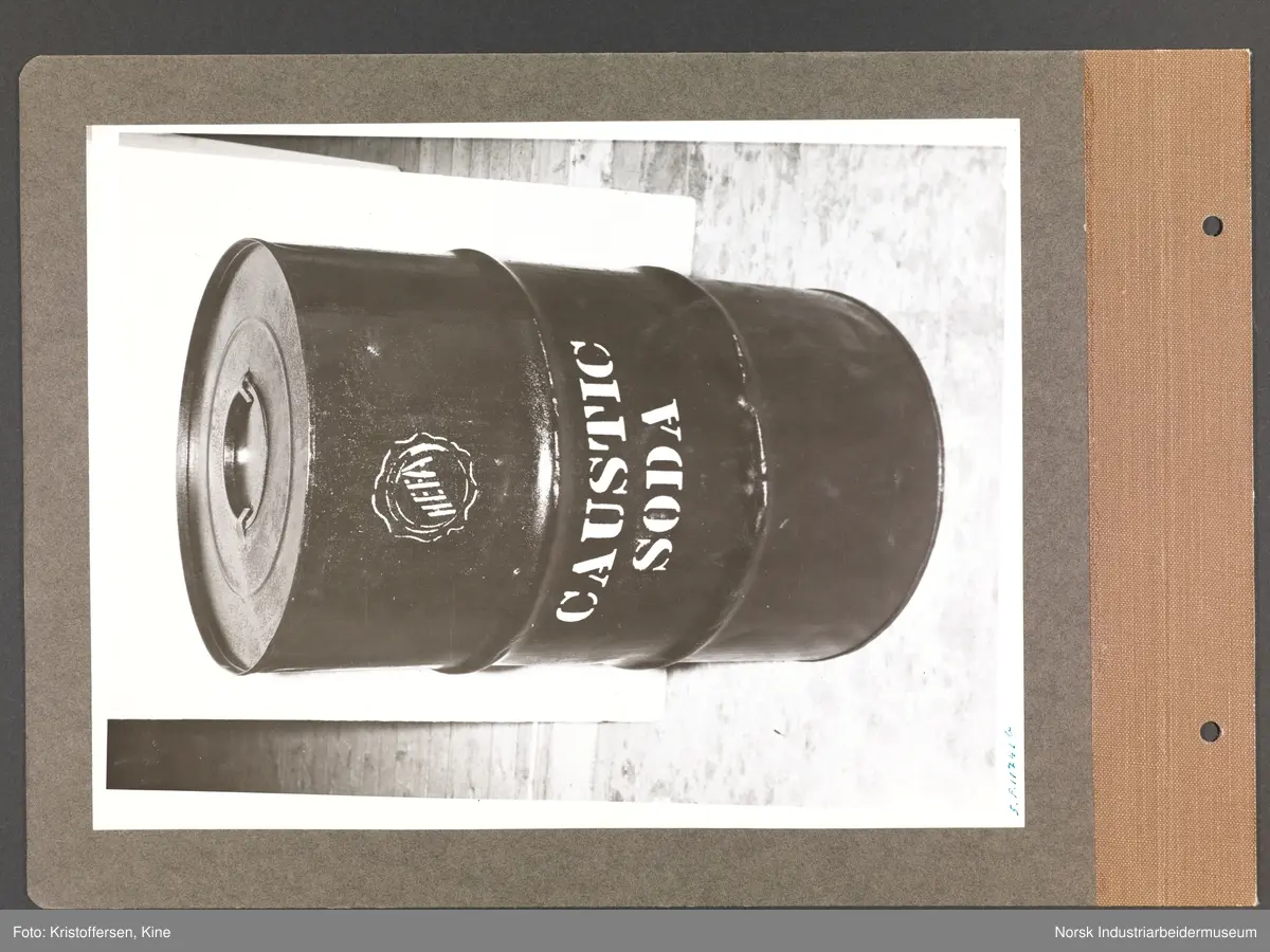Fotoalbum med 48 sider og 47 innlimte fotografier fra Norsk Hydro på Herøya.
