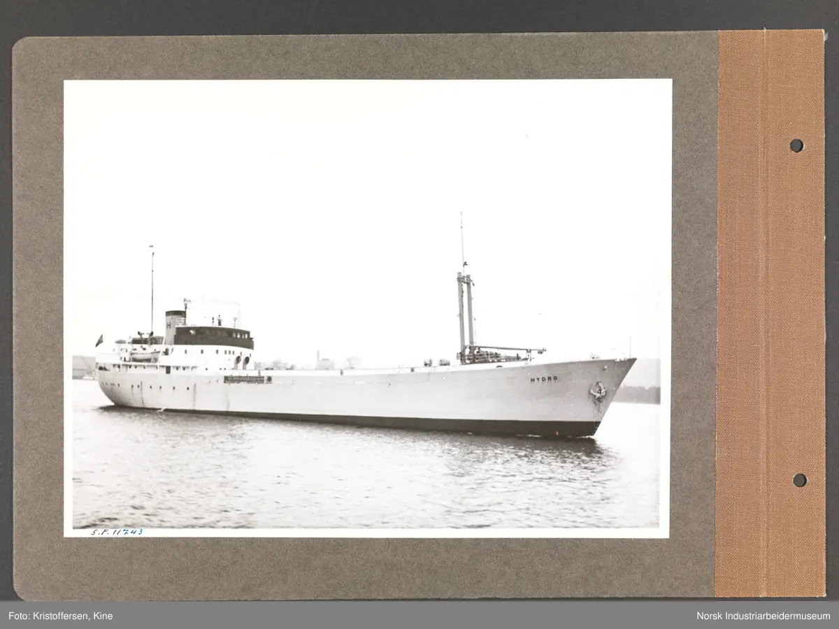 Fotoalbum med 48 sider og 47 innlimte fotografier fra Norsk Hydro på Herøya.