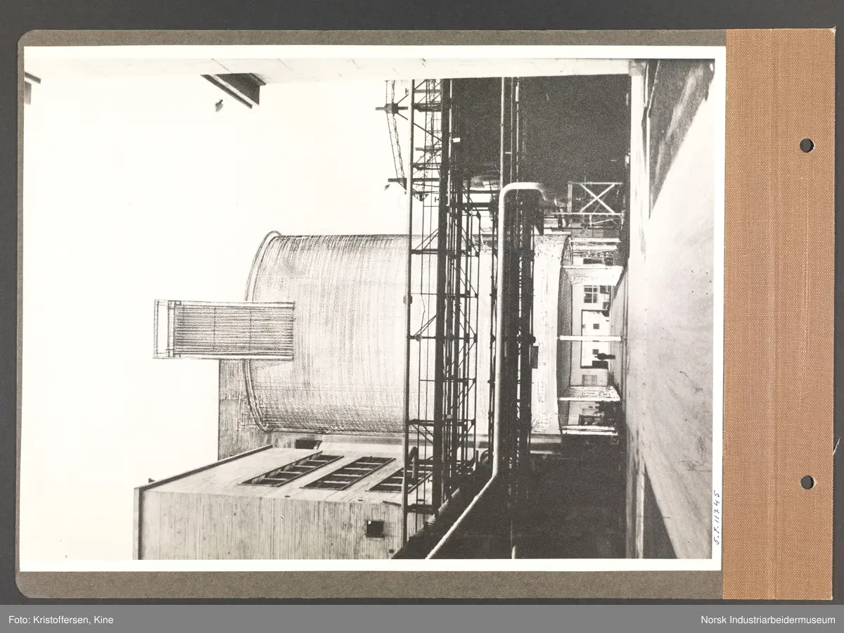 Fotoalbum med 48 sider og 47 innlimte fotografier fra Norsk Hydro på Herøya.