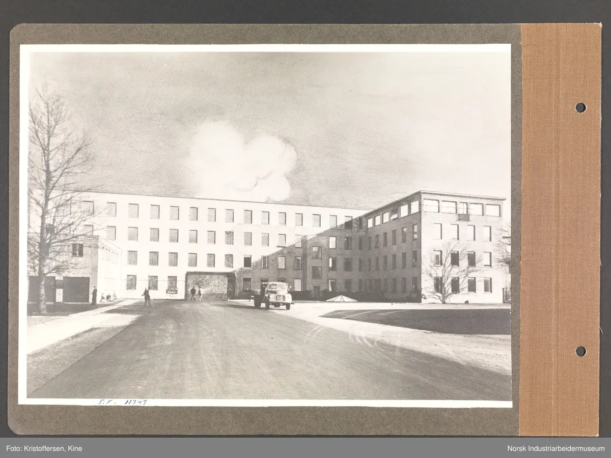 Fotoalbum med 48 sider og 47 innlimte fotografier fra Norsk Hydro på Herøya.