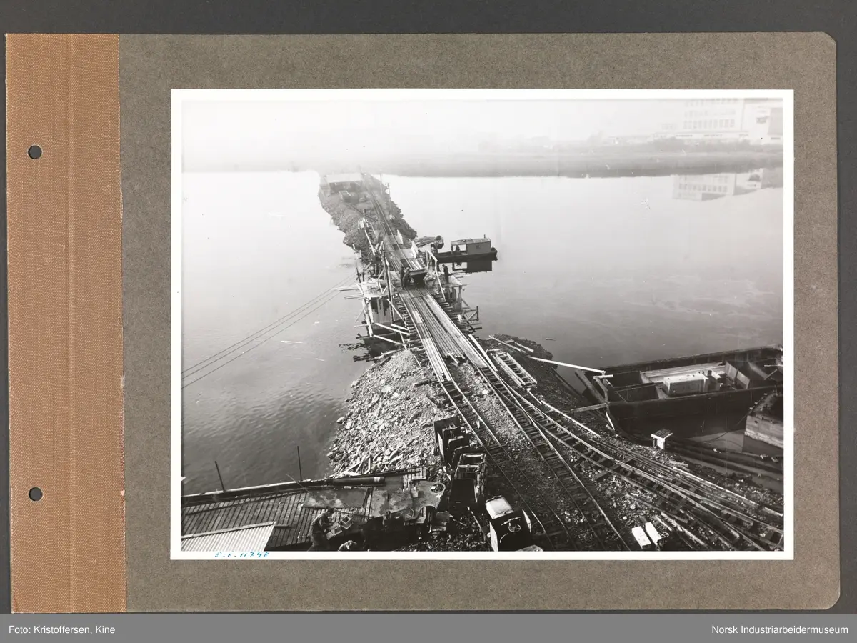 Fotoalbum med 48 sider og 47 innlimte fotografier fra Norsk Hydro på Herøya.