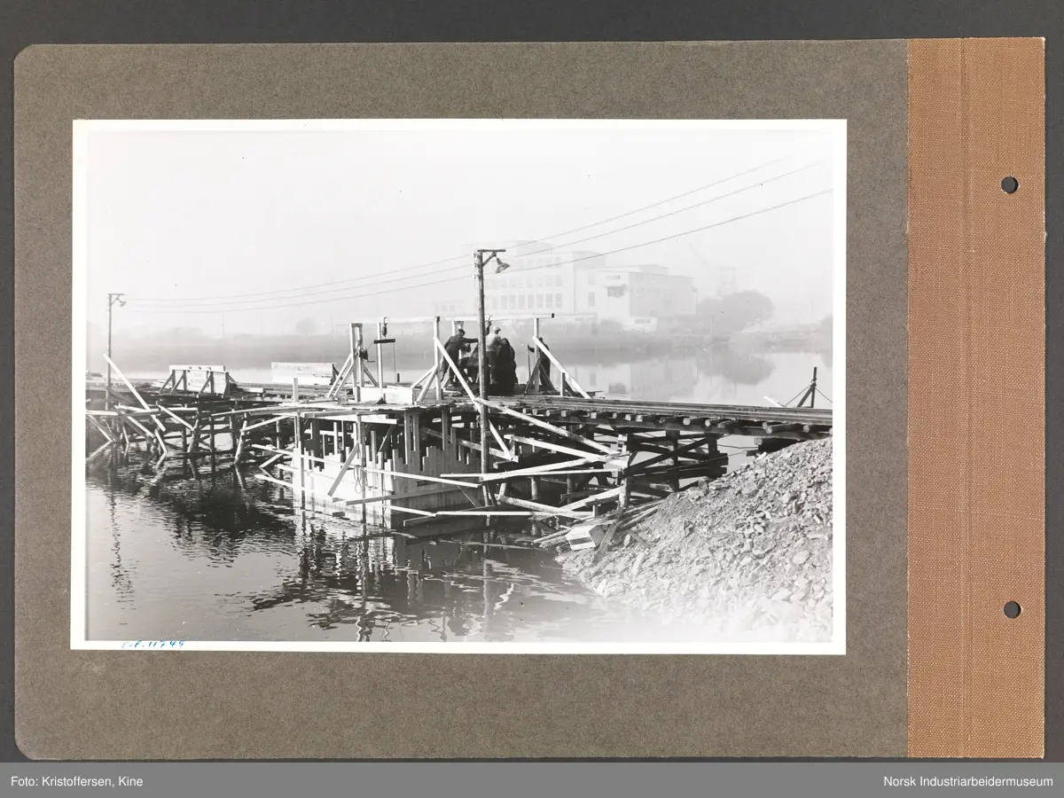 Fotoalbum med 48 sider og 47 innlimte fotografier fra Norsk Hydro på Herøya.