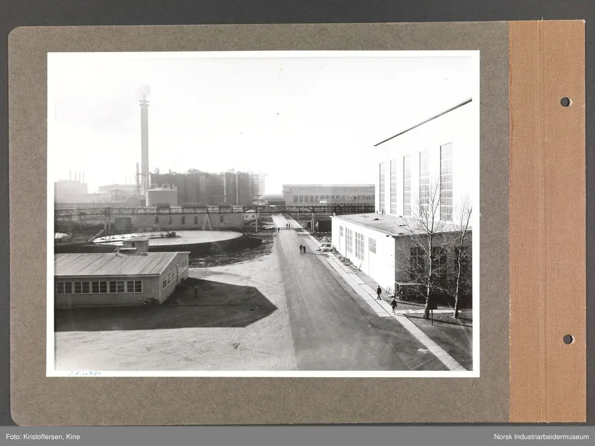 Fotoalbum med 48 sider og 47 innlimte fotografier fra Norsk Hydro på Herøya.