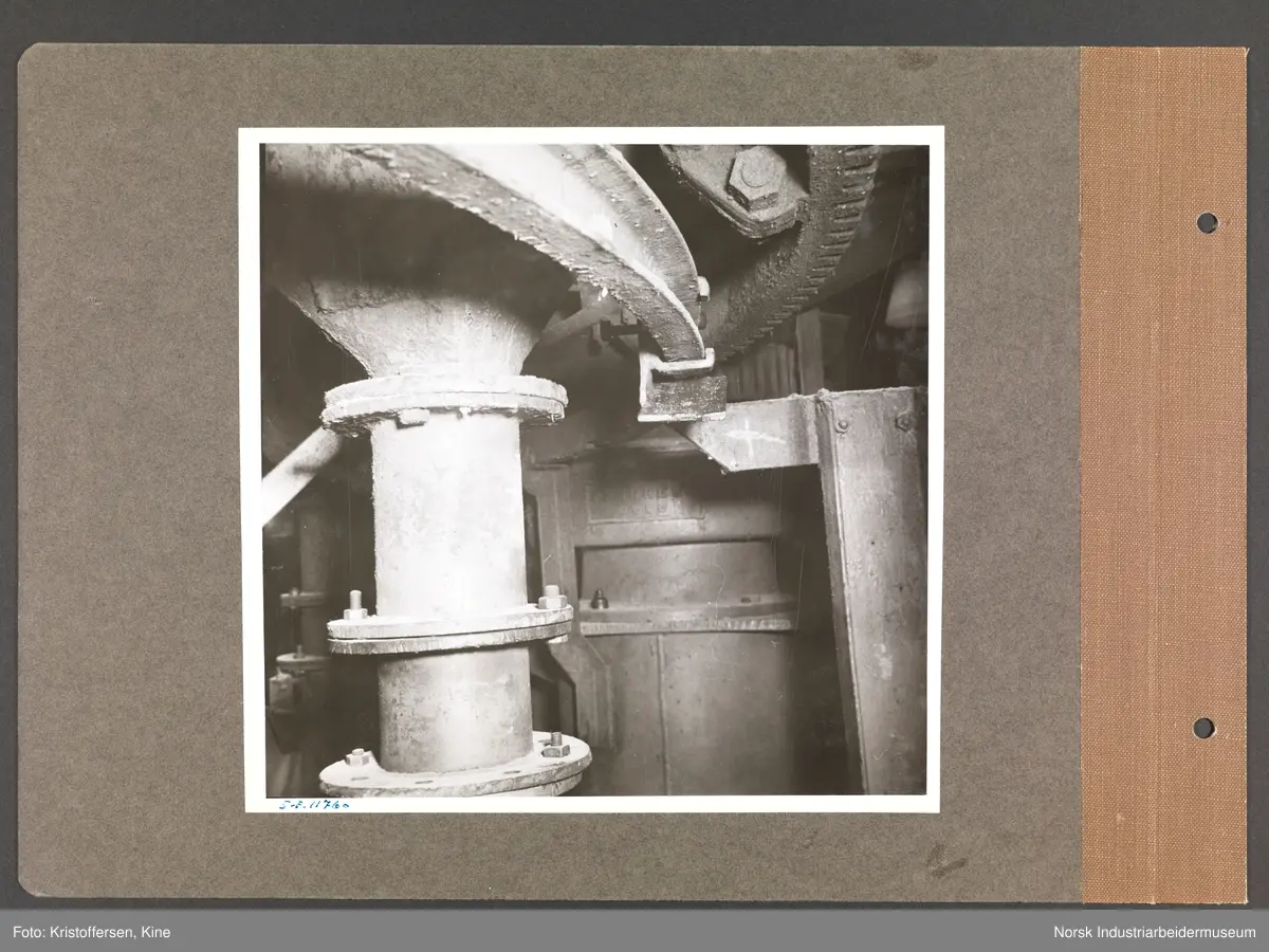 Fotoalbum med 48 sider og 47 innlimte fotografier fra Norsk Hydro på Herøya.