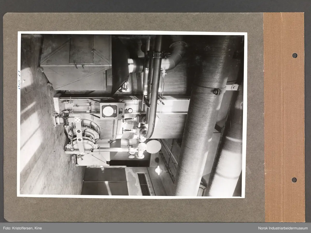 Fotoalbum med 48 sider og 47 innlimte fotografier fra Norsk Hydro på Herøya.