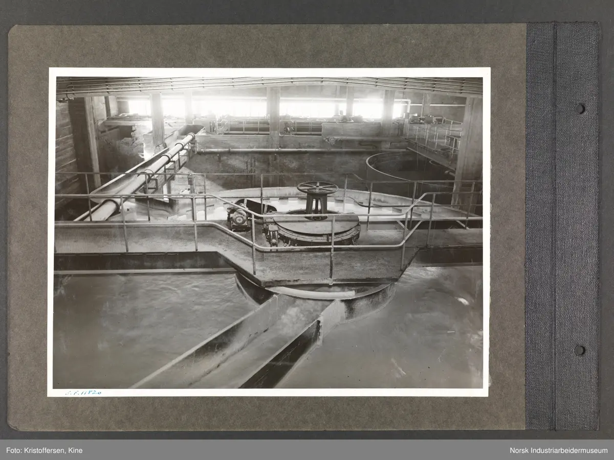 Fotoalbum med 52 sider og 53 innlimte fotografier fra Norsk Hydro på Herøya.