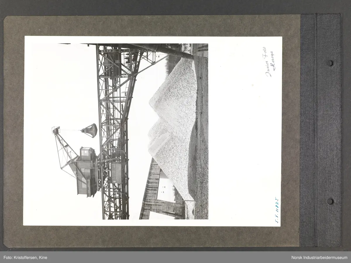 Fotoalbum med 52 sider og 53 innlimte fotografier fra Norsk Hydro på Herøya.