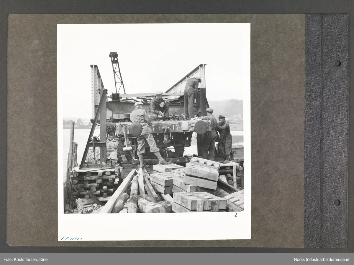 Fotoalbum med 52 sider og 53 innlimte fotografier fra Norsk Hydro på Herøya.
