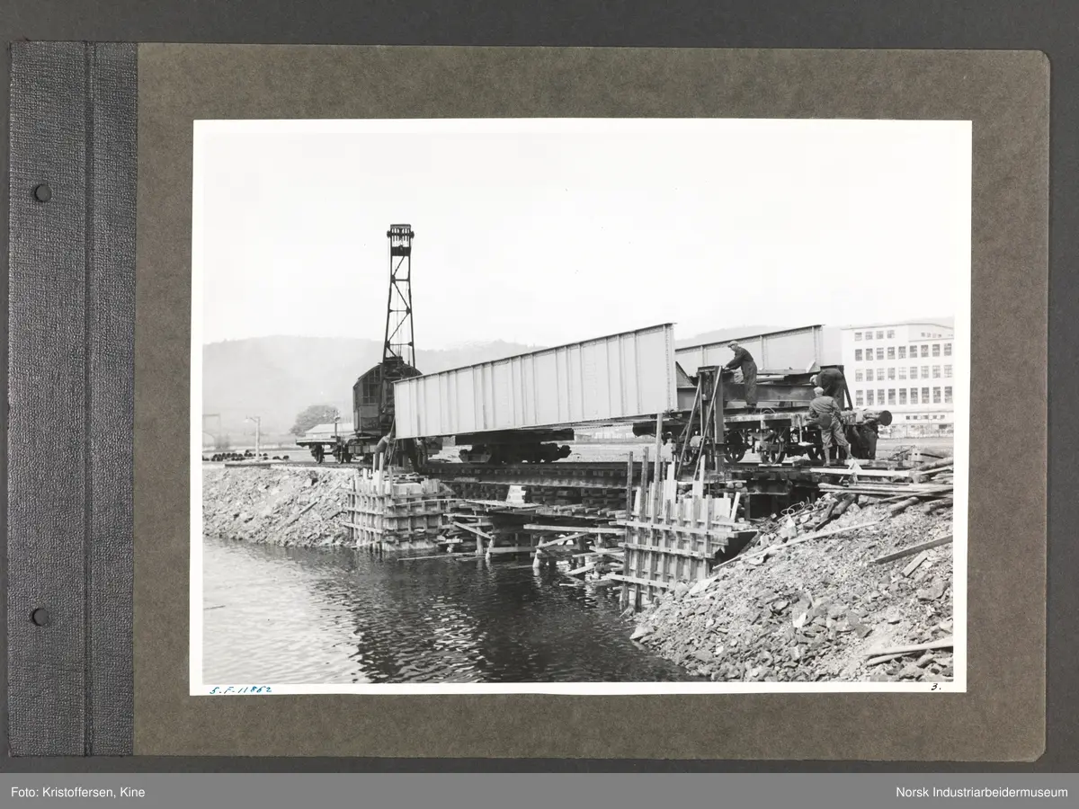 Fotoalbum med 52 sider og 53 innlimte fotografier fra Norsk Hydro på Herøya.