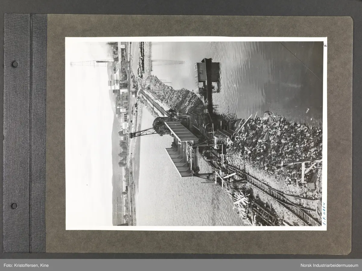 Fotoalbum med 52 sider og 53 innlimte fotografier fra Norsk Hydro på Herøya.