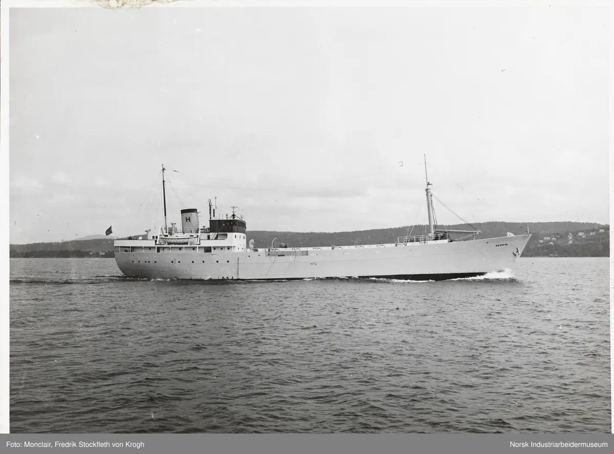 M/T Herøya med fabrikken i bakgrunnen
