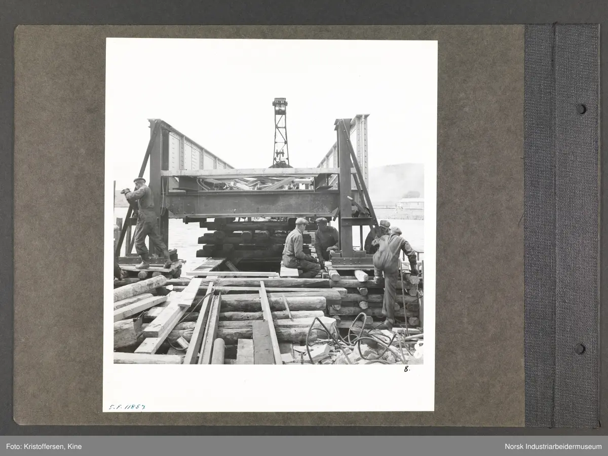 Fotoalbum med 52 sider og 53 innlimte fotografier fra Norsk Hydro på Herøya.