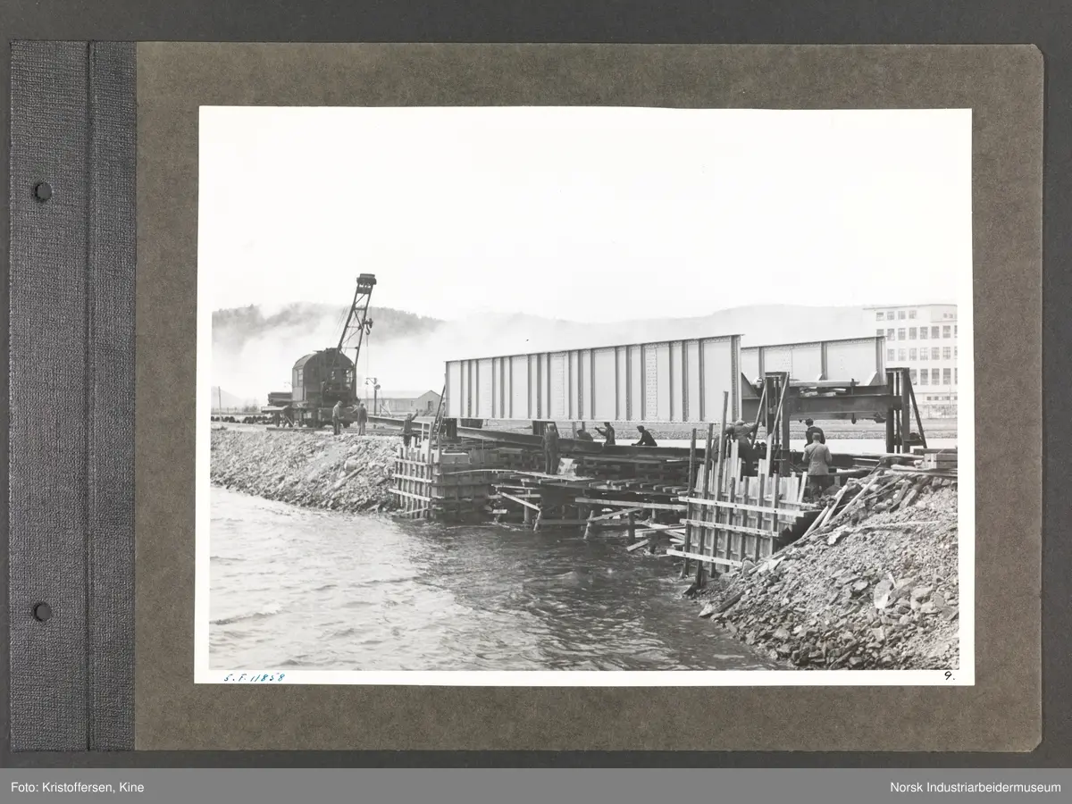 Fotoalbum med 52 sider og 53 innlimte fotografier fra Norsk Hydro på Herøya.
