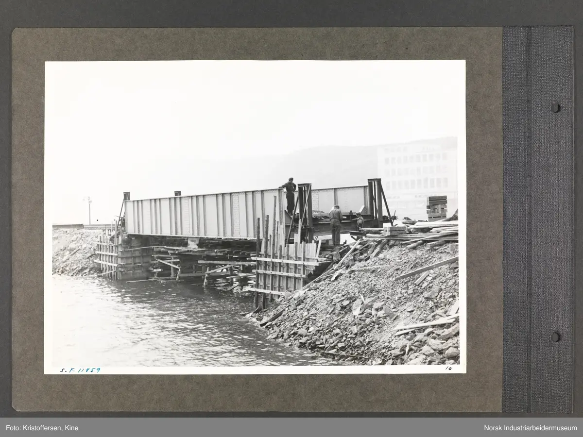Fotoalbum med 52 sider og 53 innlimte fotografier fra Norsk Hydro på Herøya.